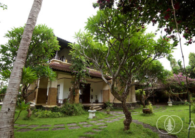 Lush tropical garden with Balinese beachfront villa in Amed